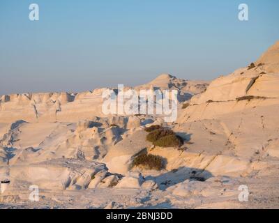 Spiaggia di Sarakiniko con formazioni rocciose bianche sull'isola di Milos, Grecia Foto Stock