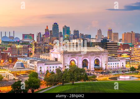 Kansas City, Missouri, Stati Uniti d'America skyline del centro con la Union Station al crepuscolo. Foto Stock