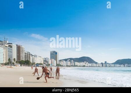 La gente del posto suona affreschi (Matkot) al mattino sulla spiaggia di Copacabana, Rio de Janeiro, Brasile, Sud America Foto Stock