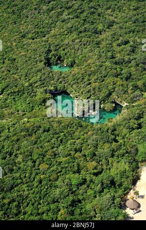 Vista aerea del cenotes, fori di acqua dolce situato in tutta la penisola dello Yucatan, Messico Foto Stock