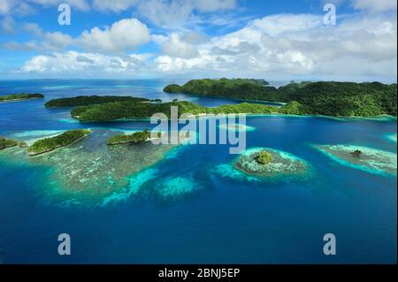 Vista aerea di Palau e associati isole tropicali, Mare delle Filippine Foto Stock