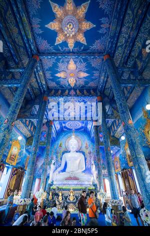All'interno di Wat Rong Suea Ten (Tempio Blu) a Chiang Rai, Thailandia, Sud-Est Asiatico, Asia Foto Stock