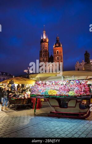 Mercatini di Natale con la Basilica di Santa Maria, Piazza del mercato, Patrimonio dell'Umanità dell'UNESCO, Cracovia, Polonia, Europa Foto Stock