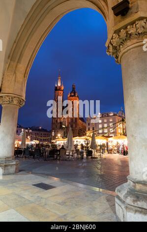 Vista esterna della Basilica di Santa Maria in Piazza del mercato di notte, patrimonio dell'umanità dell'UNESCO, Cracovia, Polonia, Europa Foto Stock