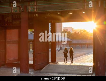 Porta nel Palazzo Changdeokgung, Patrimonio dell'Umanità dell'UNESCO, Seoul, Corea del Sud, Asia Foto Stock