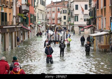 Alta marea a Venezia nel novembre 2019, persone che camminano a Rio Tera San Leonardo, Venezia, Patrimonio dell'Umanità dell'UNESCO, Veneto, Italia, Europa Foto Stock