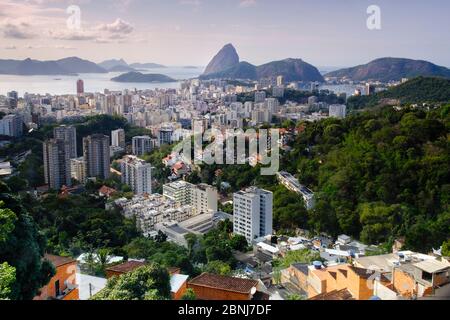 Vista sul Pan di zucchero (Pao de Acucar) e il quartiere di Botafogo, Botafogo, Rio de Janeiro, Brasile, Sud America Foto Stock