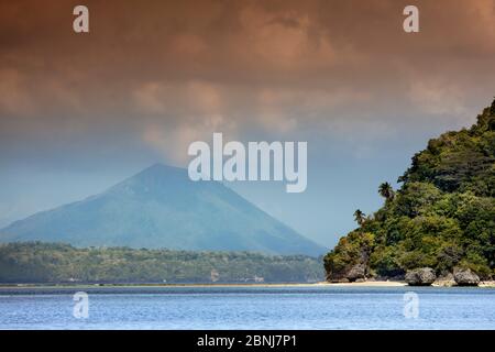 Vista del cono del vulcano Gunung API Wetar dall'isola di Nailaka, Isole banda, Maluku, Isole delle Spezie, Indonesia, Sud-Est Asiatico, Asia Foto Stock