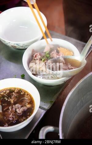 Un piatto fumante di Bun Bo Hue, il brodo di manzo locale piccante o hotpot, in un ristorante locale, Hue, Vietnam, Indocina, Sud-Est Asiatico, Asia Foto Stock