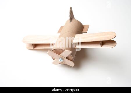 Velivolo giocattolo fatto a mano da rotolo di carta igieniche e bastoni. Fai da te per bambini e genitori. Aereo. Foto Stock
