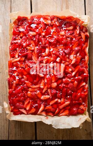 Preparare la torta di cagliata al limone con fragole e gelatina Foto Stock