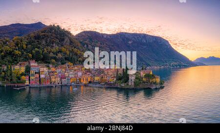 Veduta aerea dell'alba autunnale sul centro storico di Varenna sulle rive del Lago di Como, provincia di Lecco, Lombardia, Laghi Italiani, Italia, Europa Foto Stock