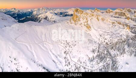 Vista panoramica con il drone del nevoso Passo Giau, Marmolada, Ra Gusela, Nuvolau, Averau e Lagazuoi all'alba, Dolomiti, Veneto, Italia, Europa Foto Stock