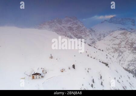 Vista dal drone del rifugio rifugio Bosi sulla cima del Monte piana, innevato, Dolomiti, Auronzo di Cadore, Belluno, Veneto, Italia, Europa Foto Stock