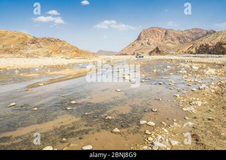 Jeep che viaggia lungo il corso del fiume Saba e canyon, Dallol, Danakil depressione, Afar Regione, Etiopia, Africa Foto Stock