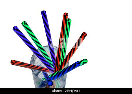 Cannucce di plastica colorata al neon poste in un glass.jpg Foto Stock