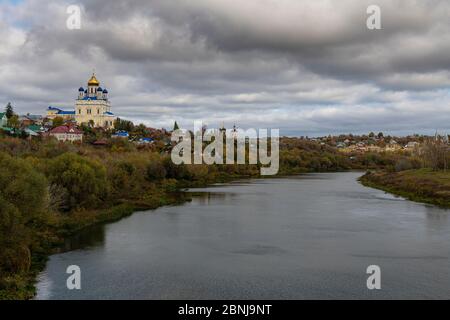 Yelet Cattedrale che si affaccia sul fiume Bystraya Sosna, Yelet, Lipetsk Oblast, Russia, Eurasia Foto Stock