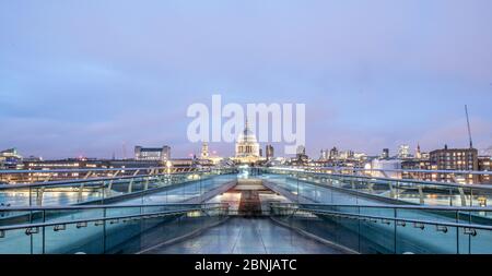 Foto di paesaggio del Millennium Bridge con St. Pauls sullo sfondo, Londra, Inghilterra, Regno Unito, Europa Foto Stock