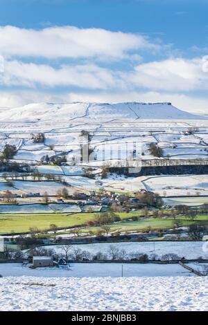 Neve fresca e sole invernale che copre le cime caduto a Wensleydale intorno a Nappa Scar e Addlebrough, North Yorkshire, Inghilterra, Regno Unito, Euro Foto Stock