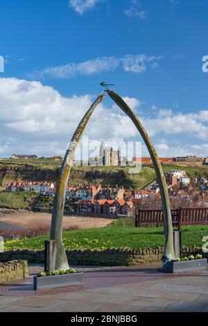 Whitby Abbey, la chiesa di St. Mary, vista attraverso le ossa delle balene sulla scogliera ovest, e il fiume Esk, Whitby, Yorkshire, Inghilterra, Regno Unito, Europa Foto Stock