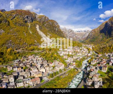 Villaggio di Cataeggio in colori autunnali, Valmasino, Valtellina, Lombardia, Italia, Europa Foto Stock