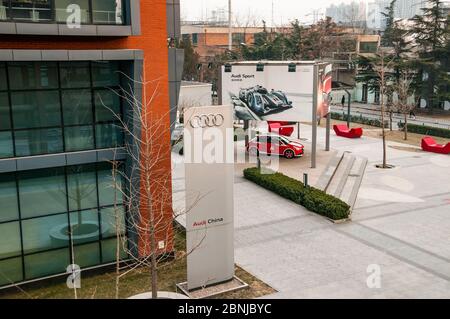 Audi Cina sede nel quartiere di Chaoyang di Pechino con Audi poster e un1 auto Foto Stock