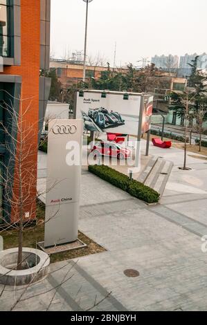 Audi Cina sede nel quartiere di Chaoyang di Pechino con Audi poster e un1 auto Foto Stock
