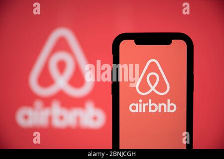 LONDRA, UK - Maggio 15 2020: Logo Airbnb per la casa vacanza a noleggio su uno schermo per smartphone Foto Stock