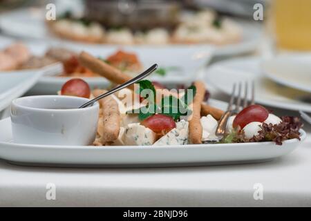 Tavolo con antipasti e spuntini. Formaggi e varietà di carne Foto Stock