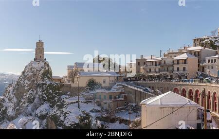 ARAHOVA, GRECIA - 6 GENNAIO 2019: Villaggio di Arahova, bella destinazione invernale, coperto di neve in una giornata di sole Foto Stock