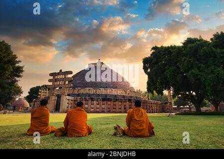 Sanchi Stupa, un complesso buddista, famoso per la sua grande stupa, nello stato di Madhya Pradesh, India, Asia Foto Stock