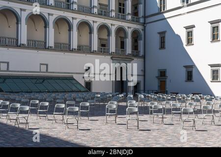 Distanza sociale durante la crisi di Covid o Coronavirus, sedie che tengono la distanza durante uno spettacolo, concerto o mostra, teatro o cinema Foto Stock