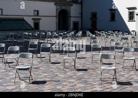 Distanza sociale durante la crisi di Covid o Coronavirus, sedie che tengono la distanza durante uno spettacolo, concerto o mostra, teatro o cinema Foto Stock