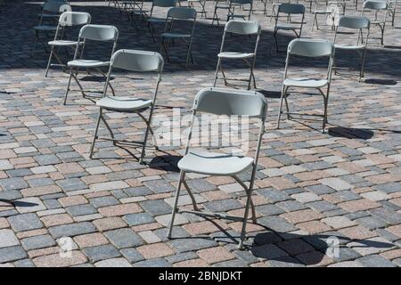 Distanza sociale durante la crisi di Covid o Coronavirus, sedie che tengono la distanza durante uno spettacolo, concerto o mostra, teatro o cinema Foto Stock