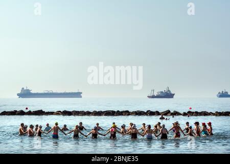 Lezione di ginnastica mattutina per anziani a Limassol, Cipro, Mediterraneo, Europa Foto Stock