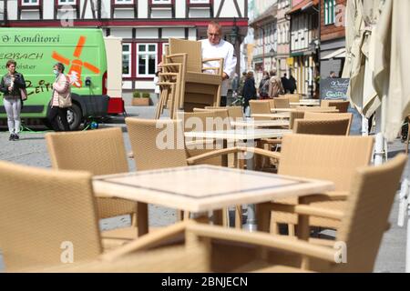 Wernigerode, Germania. 15 maggio 2020. Michael Wiecker prepara la sua caffetteria sul mercato per l'apertura. A tale scopo, i tavoli vengono allineati secondo la regolazione della distanza e vengono adottate misure igieniche speciali. I ristoranti e le caffetterie della Sassonia-Anhalt possono riaprire a partire dal 18.05.2020 in base a norme rigorose. Credit: Matrhias Bein/dpa-Zentralbild/dpa/Alamy Live News Foto Stock