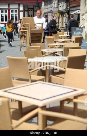 Wernigerode, Germania. 15 maggio 2020. Michael Wiecker prepara la sua caffetteria sul mercato per l'apertura. A tale scopo, i tavoli vengono allineati secondo la regolazione della distanza e vengono adottate misure igieniche speciali. I ristoranti e le caffetterie della Sassonia-Anhalt possono riaprire a partire dal 18.05.2020 in base a norme rigorose. Credit: Matrhias Bein/dpa-Zentralbild/dpa/Alamy Live News Foto Stock