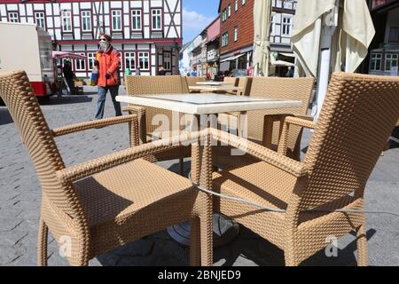 Wernigerode, Germania. 15 maggio 2020. La caffetteria sulla piazza del mercato è pronta per l'apertura. A tal fine, le tabelle vengono allineate secondo la regolazione della distanza e vengono adottate misure igieniche speciali. I ristoranti e le caffetterie della Sassonia-Anhalt possono riaprire a partire dal 18.05.2020 in base a norme rigorose. Credit: Matrhias Bein/dpa-Zentralbild/dpa/Alamy Live News Foto Stock