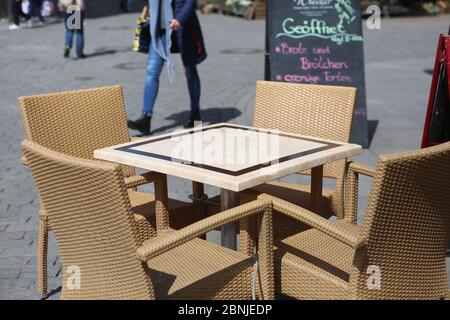 Wernigerode, Germania. 15 maggio 2020. La caffetteria sulla piazza del mercato è pronta per l'apertura. A tal fine, le tabelle vengono allineate secondo la regolazione della distanza e vengono adottate misure igieniche speciali. I ristoranti e le caffetterie della Sassonia-Anhalt possono riaprire a partire dal 18.05.2020 in base a norme rigorose. Credit: Matrhias Bein/dpa-Zentralbild/dpa/Alamy Live News Foto Stock