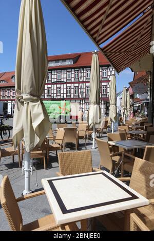 Wernigerode, Germania. 15 maggio 2020. La caffetteria sulla piazza del mercato è pronta per l'apertura. A tal fine, le tabelle vengono allineate secondo la regolazione della distanza e vengono adottate misure igieniche speciali. I ristoranti e le caffetterie della Sassonia-Anhalt possono riaprire a partire dal 18.05.2020 in base a norme rigorose. Credit: Matrhias Bein/dpa-Zentralbild/dpa/Alamy Live News Foto Stock