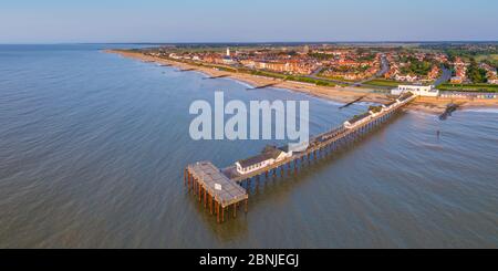 Vista dal drone del Southwold Lighthouse e Southwold, Suffolk, Inghilterra, Regno Unito, Europa Foto Stock