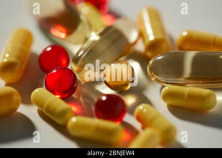 Primo piano di vitamine e pillole sulla tavola per la salute e dalla malattia Foto Stock