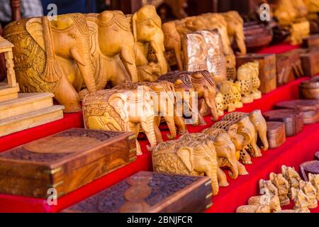 Statua di Elefante di legno conservata per la vendita nel negozio di strada di Kathmandu Nepal.Elephant Sculpture.Selective Focus Foto Stock