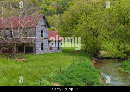 Casa abbandonata vista da una strada di campagna nel Tennessee rurale. Foto Stock