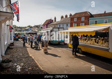 Thaxted Essex Inghilterra. Giorno di mercato che mostra la distanza sociale dovuta a Coronavirus. 8 maggio 2020 Foto Stock