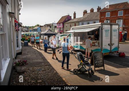 Thaxted Essex Inghilterra. Giorno di mercato che mostra la distanza sociale dovuta a Coronavirus. 8 maggio 2020 Foto Stock