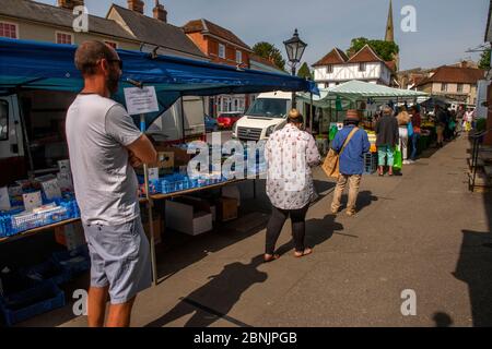 Thaxted Essex Inghilterra. Giorno di mercato che mostra la distanza sociale dovuta a Coronavirus. 8 maggio 2020 Foto Stock