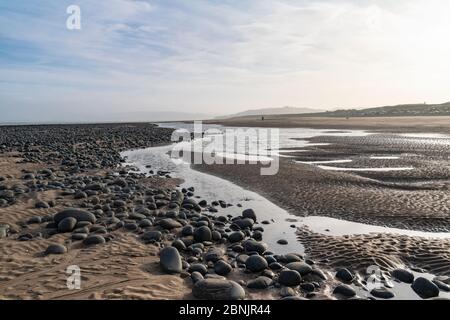 Vista bassa marea dell'estuario del Taw Torridge vicino a Northam guardando il fiume. Mostra i motivi dei massi esposti e dei ripple di sabbia. Foto Stock