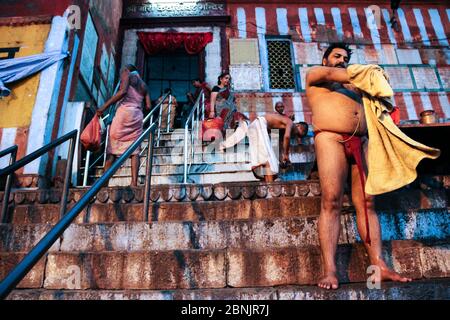 India, Varanasi - Uttar Pradesh stato, 31 luglio 2013. Un uomo devoto si pulisce dopo aver fatto il bagno nel gange, il fiume sacro. Foto Stock