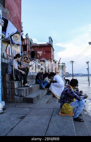 India, Varanasi - Uttar Pradesh stato, 30 luglio 2013. Un gruppo di persone (indù e turisti), contemplano il tramonto di fronte al fiume Gange. Foto Stock